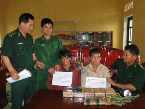 Bắt giữ 10 bánh heroin vận chuyển từ Lào về Việt Nam